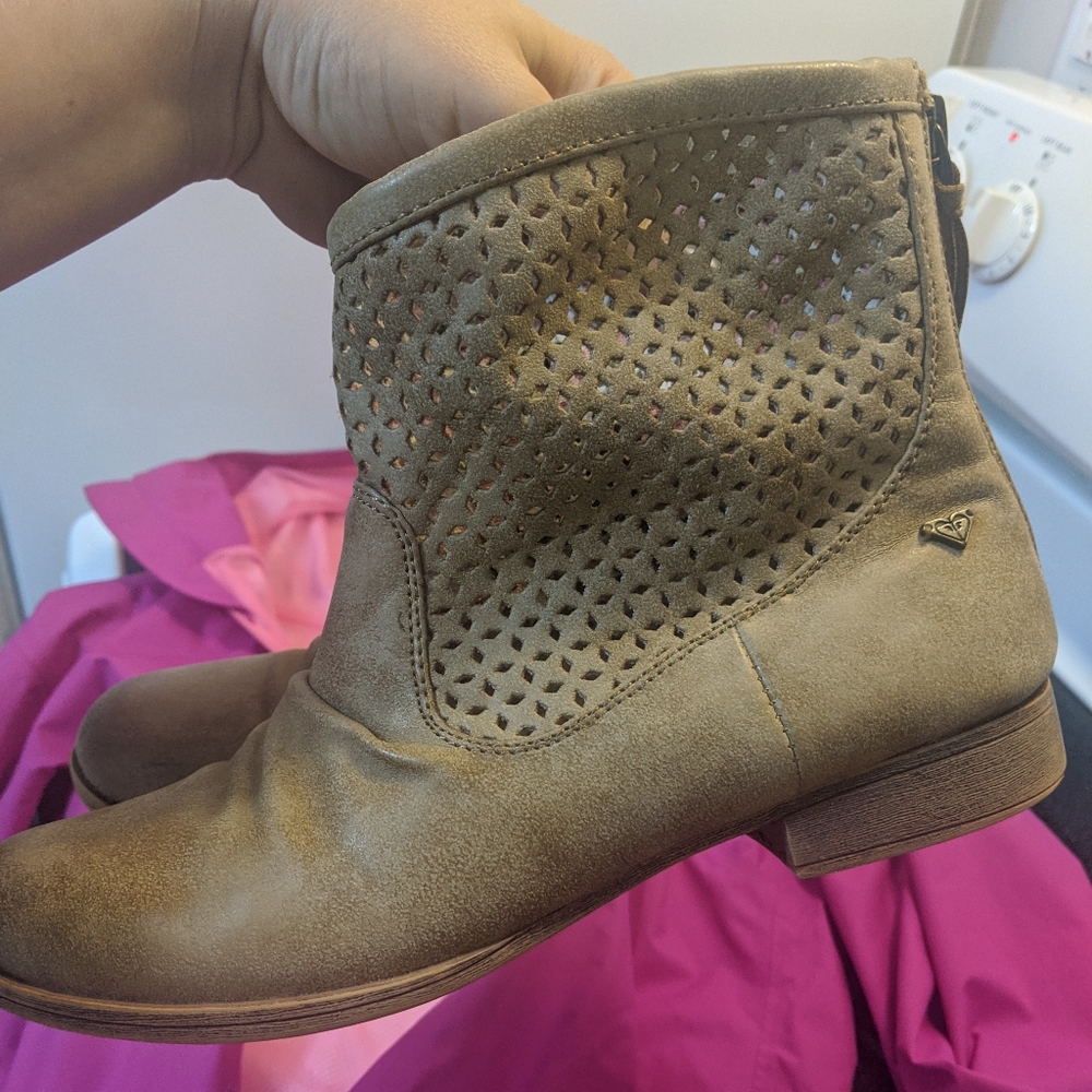 Taupe Roxy boots good shape!